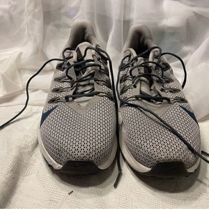 Never worn men’s Nike Quest 2
